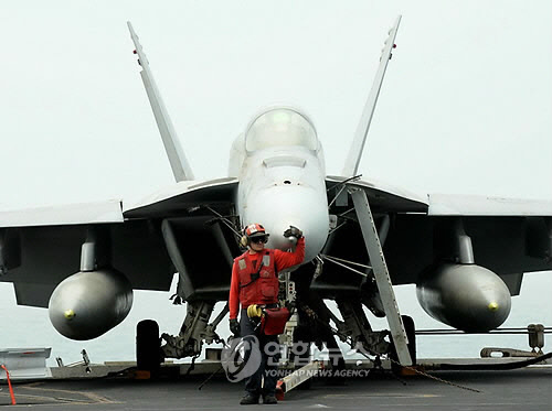 강풍에 날려 바다에 퐁당 빠진 美F-18 함재기…미국 특급 회수작업